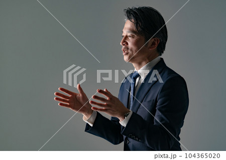 話をする男性　対談 104365020