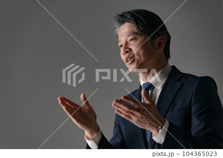 話をする男性　対談 104365023
