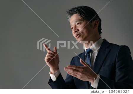 話をする男性　対談 104365024