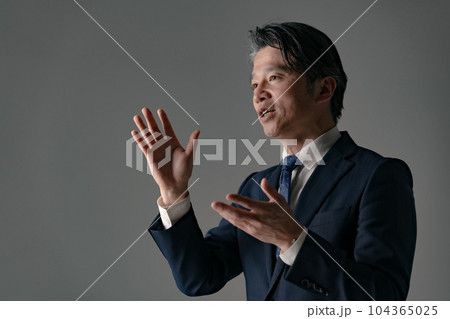 話をする男性　対談 104365025