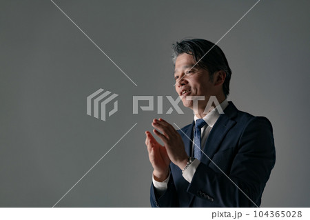 話をする男性 対談 話をする男性 対談 104365028