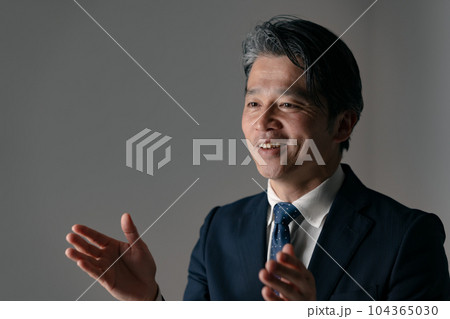 話をする男性　対談 104365030