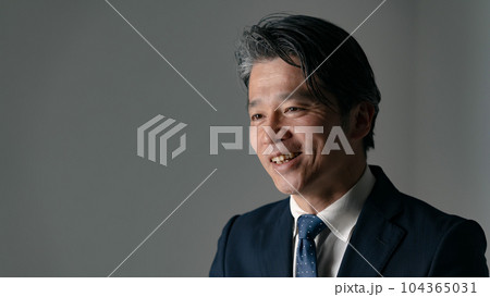 話をする男性 対談 話をする男性 対談 104365031