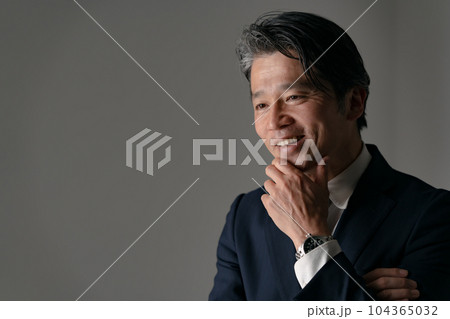 話をする男性　対談 104365032