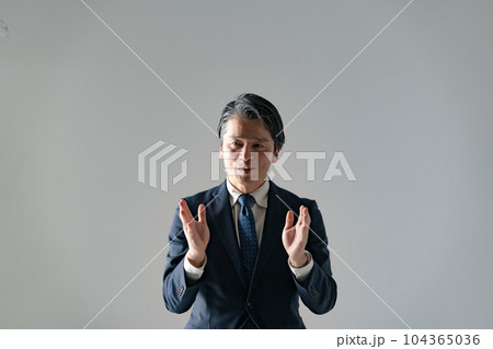 話をする男性　対談 104365036