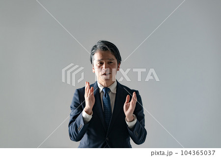 話をする男性　対談 104365037