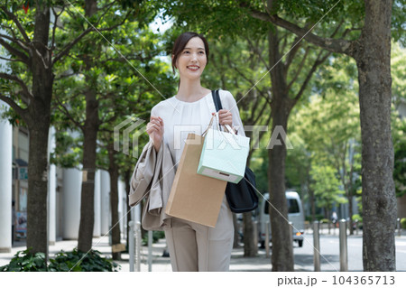 買い物をする女性 ショッピング 買い物をする女性 ショッピング 104365713