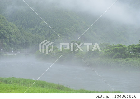 【兵庫県宍粟市】雨に煙る揖保川 104365926