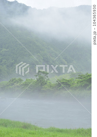 【兵庫県宍粟市】雨に煙る揖保川 【兵庫県宍粟市】雨に煙る揖保川 104365930