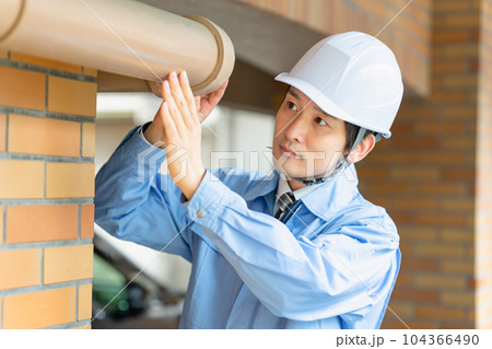 作業着の男性　配管 104366490