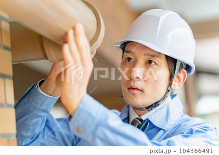 作業着の男性 配管 作業着の男性 配管 104366491