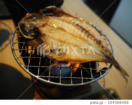 七輪で焼くアジの開き 104366498