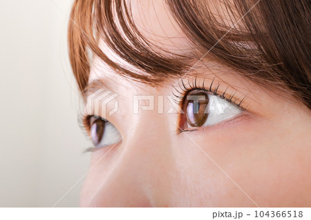 若い女性の目元のアップ 104366518