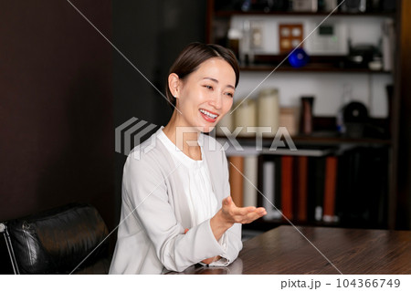 対談する女性 インタビュー 対談する女性 インタビュー 104366749