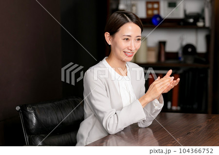 対談する女性 インタビュー 対談する女性 インタビュー 104366752