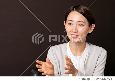 対談する女性　インタビュー 104366754