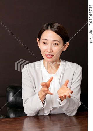 対談する女性　インタビュー 104366756