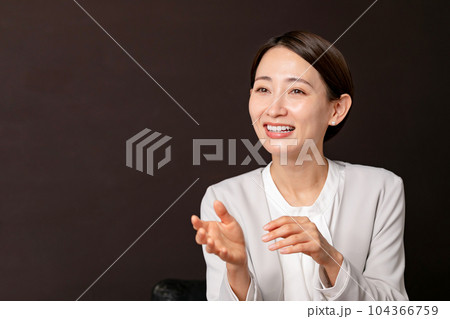 対談する女性　インタビュー 104366759