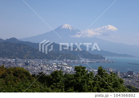 日本平からみる朝の富士山、静岡街並み、駿河湾の絶景調和 日本平からみる朝の富士山、静岡街並み、駿河湾の絶景調和 104366802