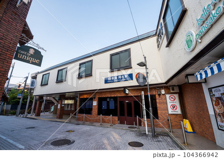 【阪急神戸本線】早朝の岡本駅前風景 【阪急神戸本線】早朝の岡本駅前風景 104366942