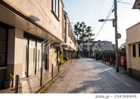 【阪急神戸本線】早朝の岡本駅前風景 【阪急神戸本線】早朝の岡本駅前風景 104366949