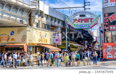 東京上野の都市風景　アメヤ横丁 104367049
