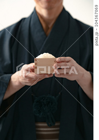 米 収穫 男性 手元 米 収穫 男性 手元 104367069
