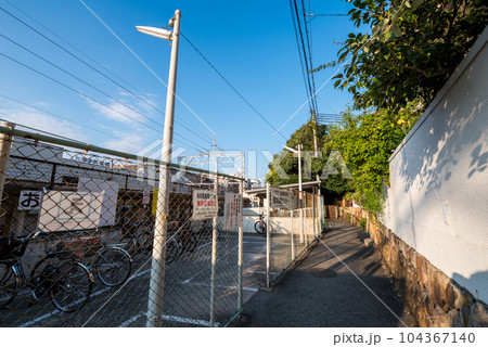 【阪急神戸本線】早朝の岡本駅北口風景 104367140