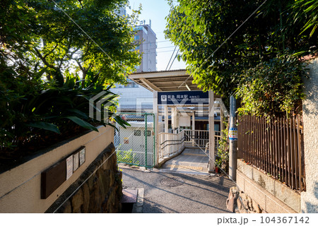 【阪急神戸本線】早朝の岡本駅北改札口 104367142