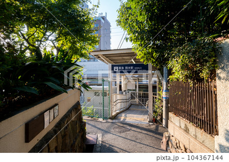 【阪急神戸本線】早朝の岡本駅北改札口 【阪急神戸本線】早朝の岡本駅北改札口 104367144