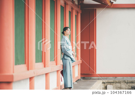 平安時代を感じる雰囲気ある建物と着物を着た若い女性 104367166