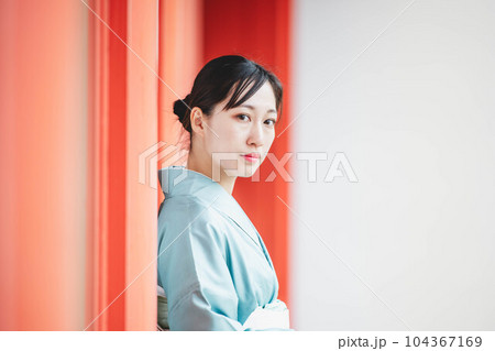 平安時代を感じる雰囲気ある建物と着物を着た若い女性 平安時代を感じる雰囲気ある建物と着物を着た若い女性 104367169