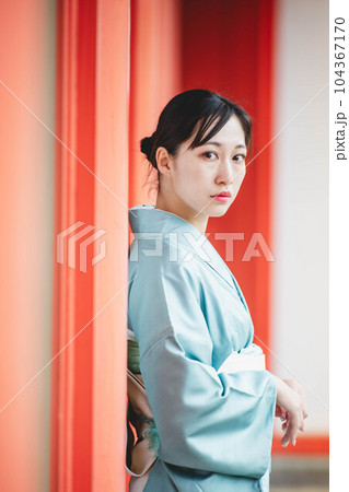 平安時代を感じる雰囲気ある建物と着物を着た若い女性 平安時代を感じる雰囲気ある建物と着物を着た若い女性 104367170