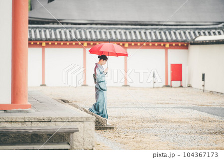 平安時代を感じる雰囲気ある建物と着物を着た若い女性 104367173