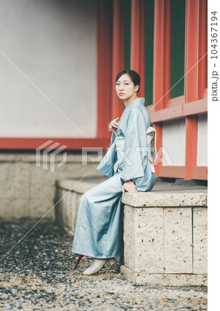 平安時代を感じる雰囲気ある建物と着物を着た若い女性 104367194