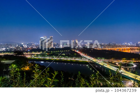 Night cityscape view of Seoul city in South Korea 104367239