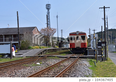 上総東駅に停車するいすみ鉄道の電車 104367405