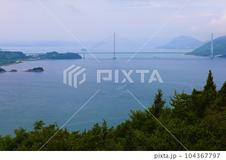 梅雨の時期、しまなみ海道・瀬戸内海を想う。静かなる瀬戸内、橋がつなぐ島々の風景・海空やがて初夏来る 104367797