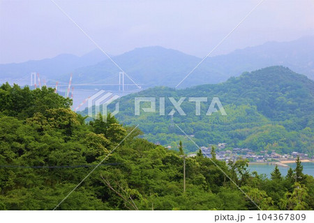 梅雨の時期、しまなみ海道・瀬戸内海を想う。静かなる瀬戸内、橋がつなぐ島々の風景・海空やがて初夏来る 104367809