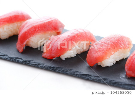 新鮮そのもののマグロを握った握り寿司 新鮮そのもののマグロを握った握り寿司 104368050