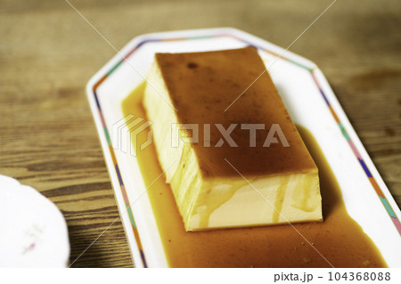 お皿に盛られた大きなプリン 104368088