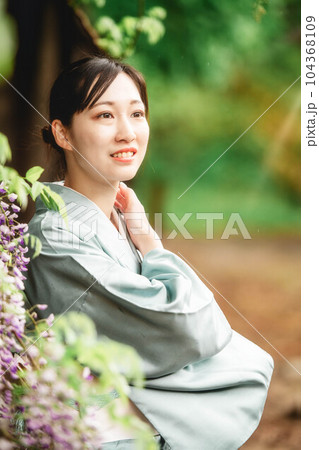 藤の花と着物を着ている若い女性 藤の花と着物を着ている若い女性 104368109