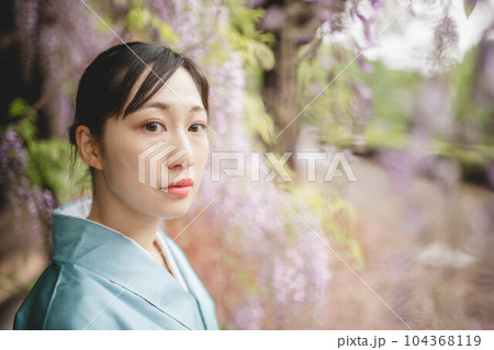 藤の花と着物を着ている若い女性 104368119