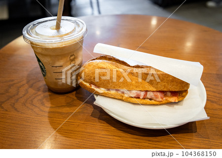 カフェのアフォガートとパニーニ 104368150