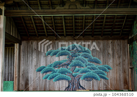 能舞台とは日本の古典芸能である能と呼ばれる演劇を演じるための専用舞台 104368510