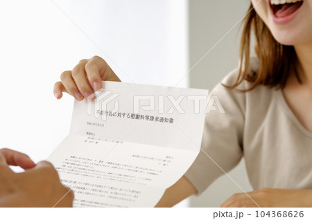 不倫についての書類を見せる女性 不倫についての書類を見せる女性 104368626