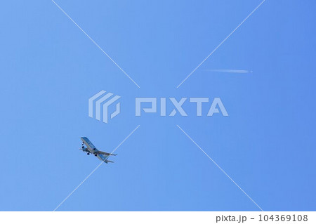 飛行機と飛行機雲 飛行機と飛行機雲 104369108