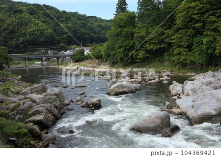 川が流れる自然の風景 川が流れる自然の風景 104369421