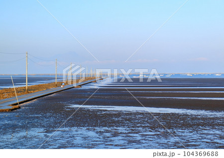 早朝の長部田海床路　漁に向かう漁師さん　 104369688