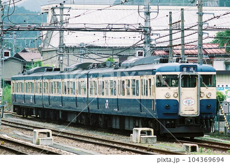 留置線に停車する中央本線の115系 104369694